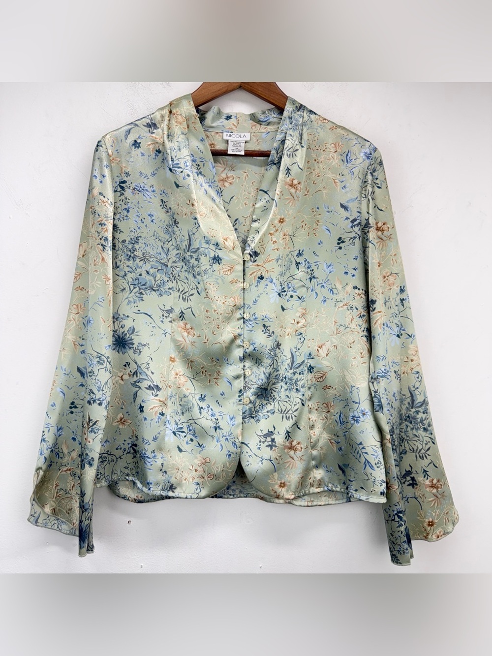Nicola size Medium Women’s Green Blue Floral Satin Long Sleeve Button Up Blouse